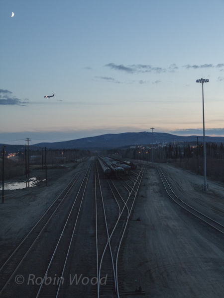 A Boeing 737 approaches Fairbanks International Airport.