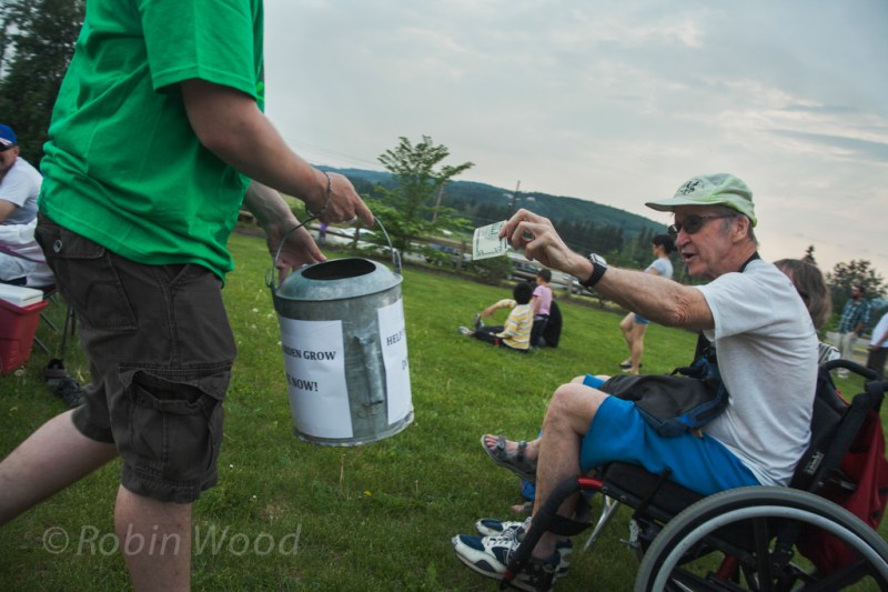 People gladly support the gardens during the free concerts. 